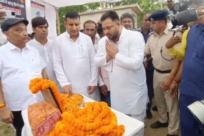 नेता प्रतिपक्ष तेजस्वी यादव पहुंचे बिंद थाना के उतरथू गांव, शहीद को दी श्रद्धांजलि 21