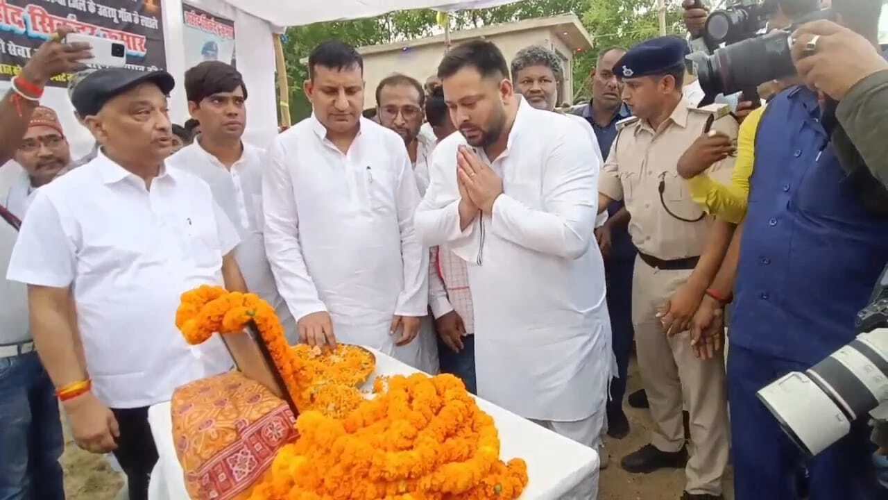 नेता प्रतिपक्ष तेजस्वी यादव पहुंचे बिंद थाना के उतरथू गांव, शहीद को दी श्रद्धांजलि 4