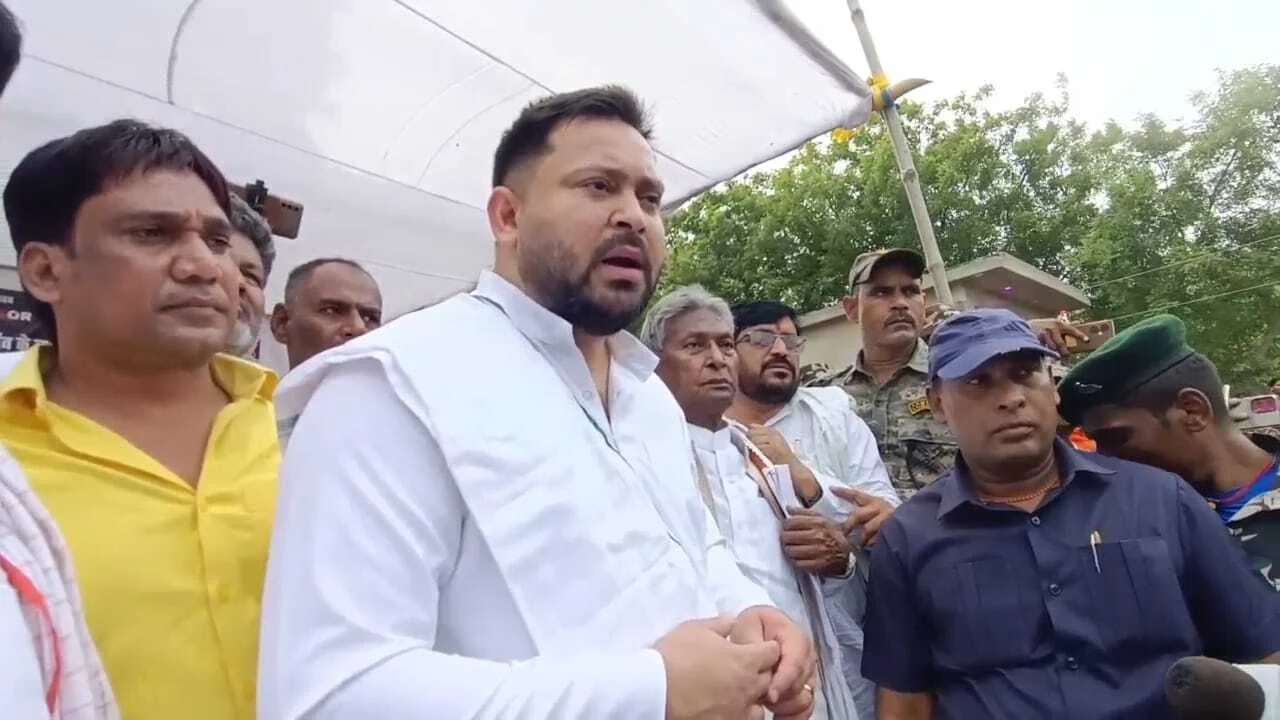 नेता प्रतिपक्ष तेजस्वी यादव पहुंचे बिंद थाना के उतरथू गांव, शहीद को दी श्रद्धांजलि 4