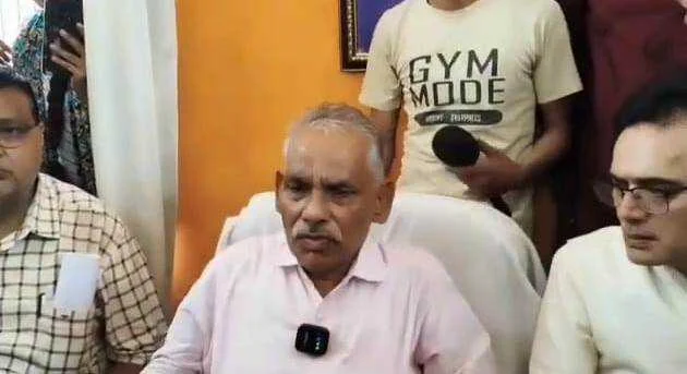बेगूसराय जीडी कॉलेज प्रशासन की लापरवाही को लेकर कॉलेज परिसर में छात्रों ने हंगामा करते हुए प्रिंसिपल को बनाया बंधक 2