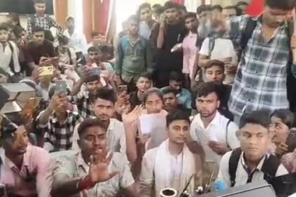 बेगूसराय जीडी कॉलेज प्रशासन की लापरवाही को लेकर कॉलेज परिसर में छात्रों ने हंगामा करते हुए प्रिंसिपल को बनाया बंधक 27