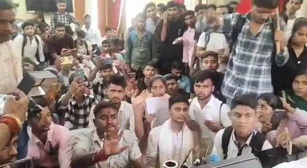 बेगूसराय जीडी कॉलेज प्रशासन की लापरवाही को लेकर कॉलेज परिसर में छात्रों ने हंगामा करते हुए प्रिंसिपल को बनाया बंधक 3