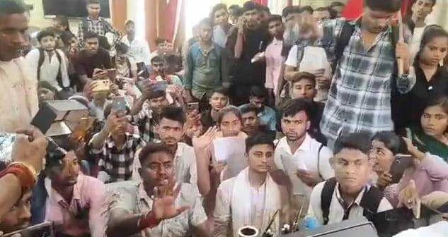 बेगूसराय जीडी कॉलेज प्रशासन की लापरवाही को लेकर कॉलेज परिसर में छात्रों ने हंगामा करते हुए प्रिंसिपल को बनाया बंधक 6