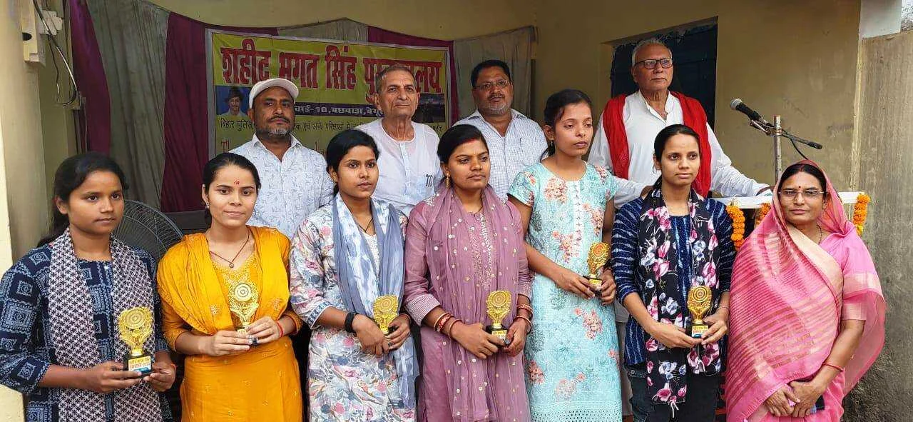 बिहार पुलिस में बछवाड़ा के गोधना पंचायत के उतीर्ण हुए छात्र-छात्राओं को किया गया सम्मानित 5