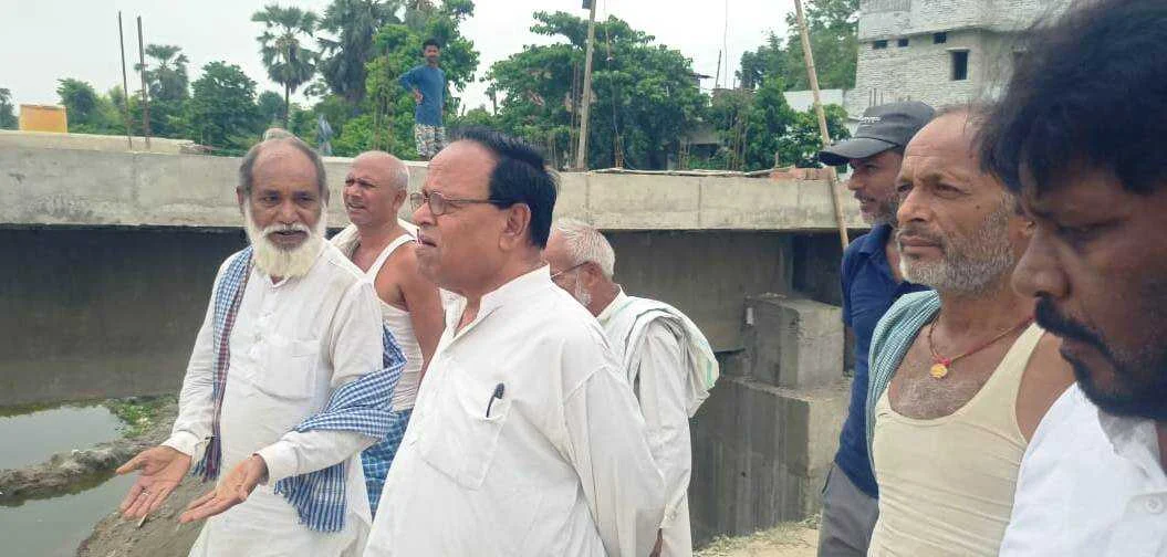 कादराबाद पंचायत में बलान नदी पर निर्माणाधीन पुल कार्य के एप्रोच पथ का पूर्व विधायक अवधेश कुमार राय ने किया निरीक्षण 3