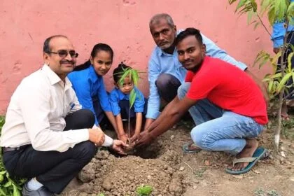 विद्यालय के पुर्व छात्र नेअपने जन्मदिन के अवसर पर पौधारोपण करके पर्यावरण संरक्षण का दिया संदेश 29