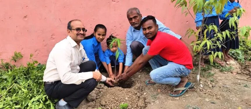 विद्यालय के पुर्व छात्र नेअपने जन्मदिन के अवसर पर पौधारोपण करके पर्यावरण संरक्षण का दिया संदेश 1