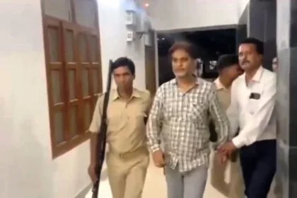 समस्तीपुर: सदर अस्पताल ने घुसखोर हेल्थ मैनेजर को निगरानी विभाग की टीम घुस लेते किया गिरफ्तार 28