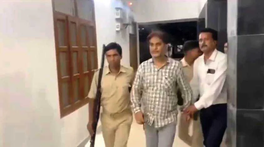 समस्तीपुर: सदर अस्पताल ने घुसखोर हेल्थ मैनेजर को निगरानी विभाग की टीम घुस लेते किया गिरफ्तार 7