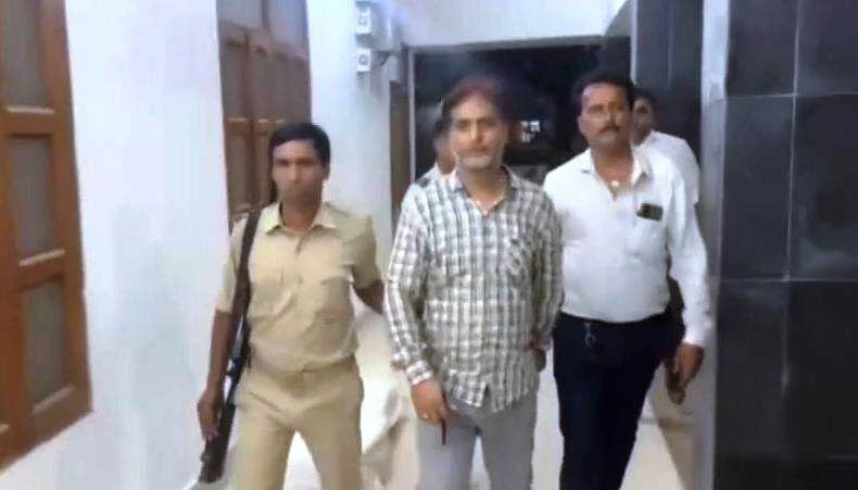 समस्तीपुर: सदर अस्पताल ने घुसखोर हेल्थ मैनेजर को निगरानी विभाग की टीम घुस लेते किया गिरफ्तार 3