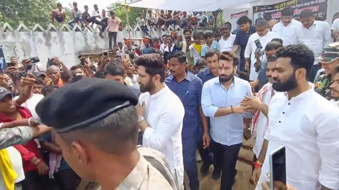 नालंदा: केंद्रीय मंत्री चिराग पासवान पहुंचे अस्थावां विधानसभा के उत्तरथू गांव,शहीद जवान सिकंदर राउत को दी श्रद्धांजलि, परिजनों से मुलाकात कर दिया सांत्वना 3