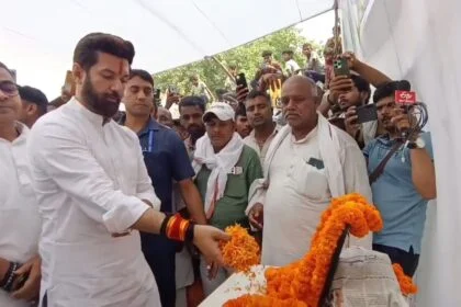 नालंदा: केंद्रीय मंत्री चिराग पासवान पहुंचे अस्थावां विधानसभा के उत्तरथू गांव,शहीद जवान सिकंदर राउत को दी श्रद्धांजलि, परिजनों से मुलाकात कर दिया सांत्वना 25