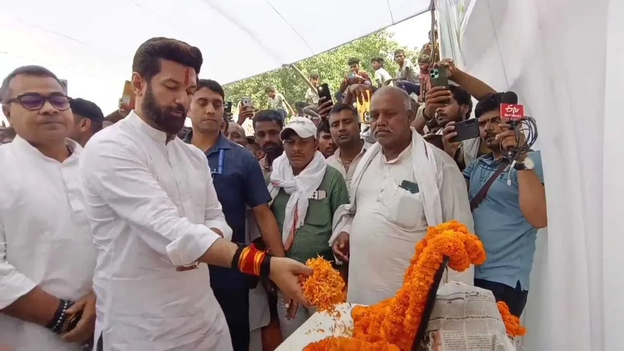नालंदा: केंद्रीय मंत्री चिराग पासवान पहुंचे अस्थावां विधानसभा के उत्तरथू गांव,शहीद जवान सिकंदर राउत को दी श्रद्धांजलि, परिजनों से मुलाकात कर दिया सांत्वना 6