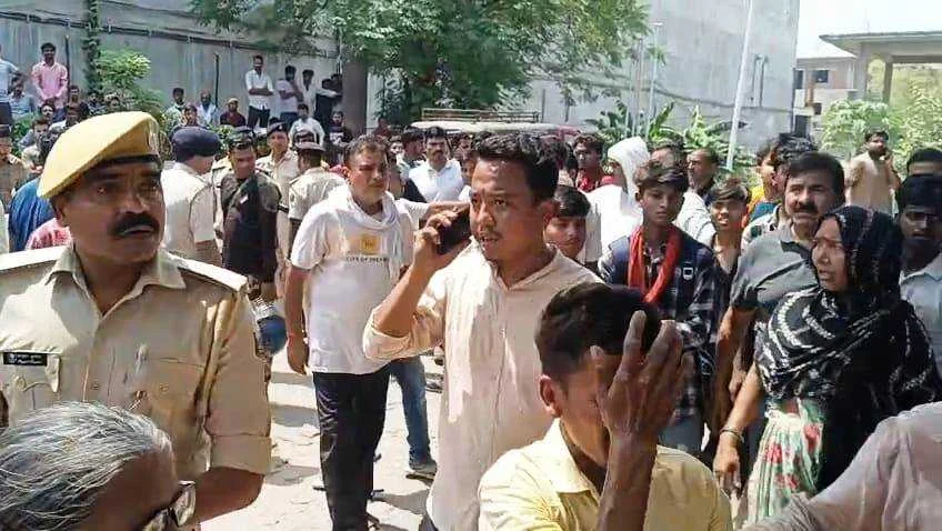 भभुआ में दिनदहाड़े बद्री भवानी पेट्रोल पंप पर अपराधियों ने कर्मी को गोली मारकर किया हत्या,इलाके में फैली सनसनी 3