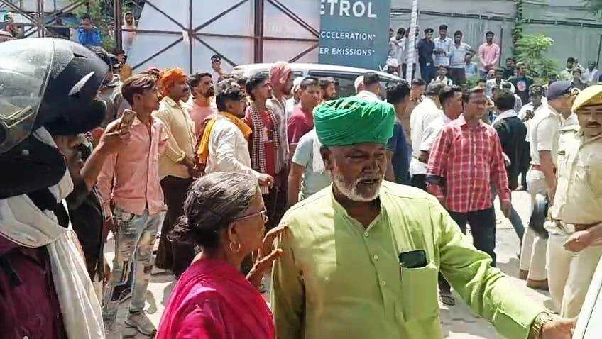 भभुआ में दिनदहाड़े बद्री भवानी पेट्रोल पंप पर अपराधियों ने कर्मी को गोली मारकर किया हत्या,इलाके में फैली सनसनी 2