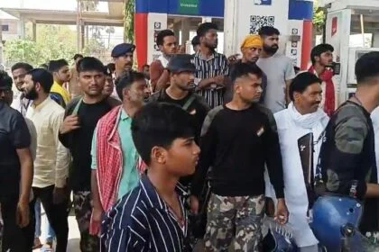 भभुआ में दिनदहाड़े बद्री भवानी पेट्रोल पंप पर अपराधियों ने कर्मी को गोली मारकर किया हत्या,इलाके में फैली सनसनी 29