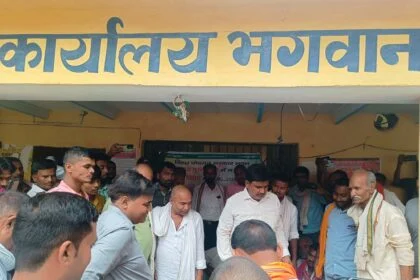 पंचायत सरकार भवन का निर्धारित जगह पर निर्माण नहीं होने से आक्रोशित लोगों का आमरण अनशन पदाधिकारी के अश्वासन पर हुआ समाप्त 18