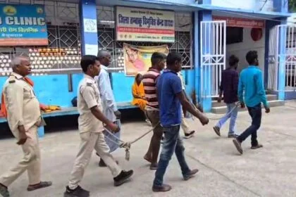 बेगूसराय में शराब की सूचना पर छापेमारी करने गए पुलिस टीम पर शराबियों ने किया हमला,कई पुलिस कर्मी चोटिल 23
