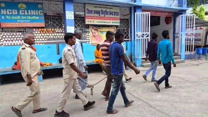 बेगूसराय में शराब की सूचना पर छापेमारी करने गए पुलिस टीम पर शराबियों ने किया हमला,कई पुलिस कर्मी चोटिल 5