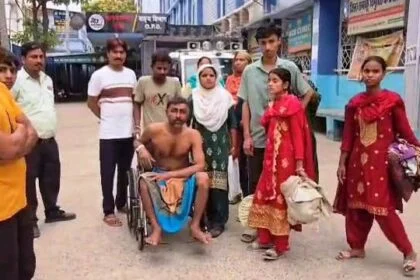 बेगूसराय में बकाया रुपया मांगने पर दबंगों ने हाथ पैर बांधकर बेहरमी से लाठी डांटे एवं लोहे की रॉड से पीट-पीट कर किया गंभीर रूप से घायल 53