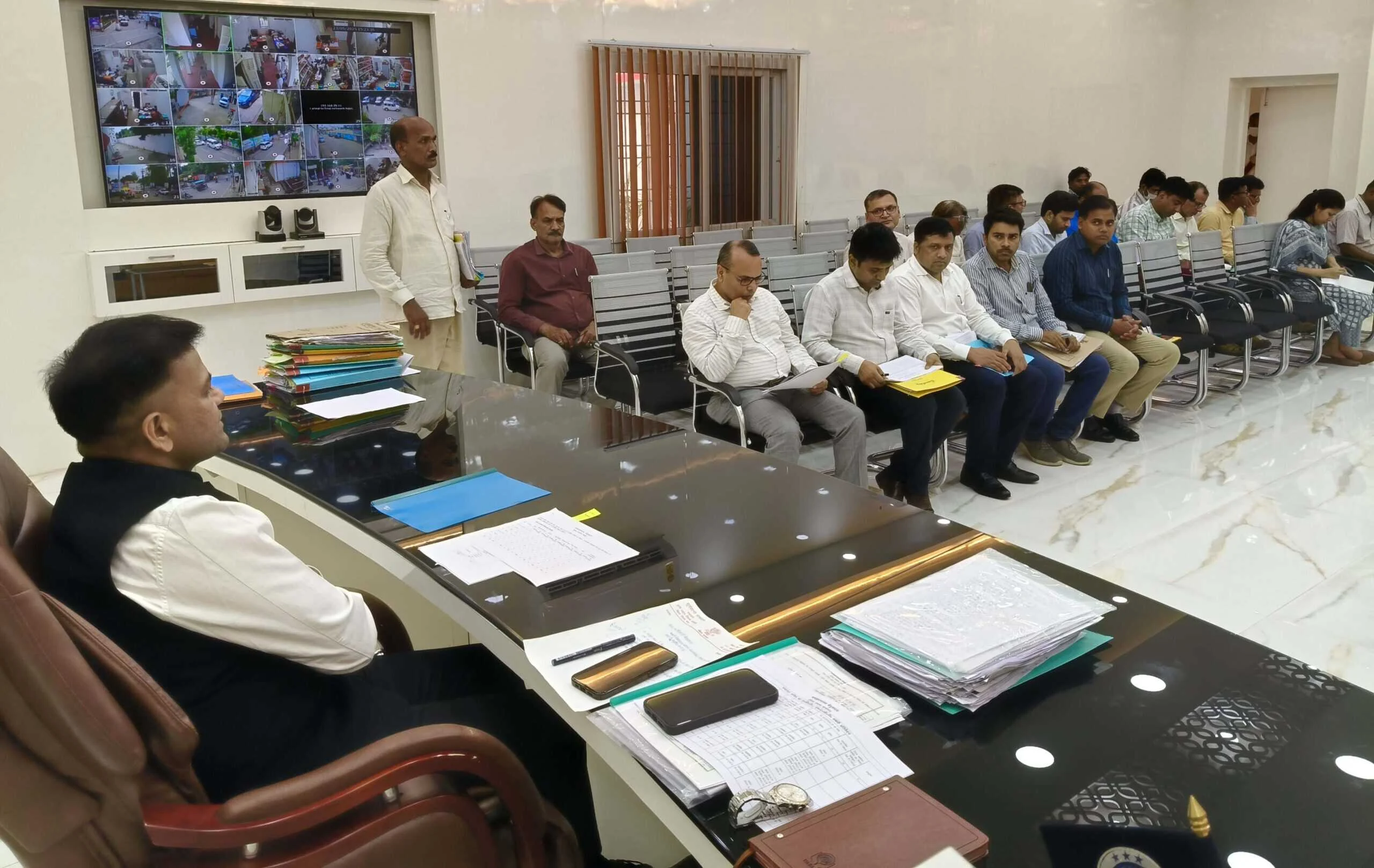 जिला निर्वाचन पदाधिकारी-सह-जिला पदाधिकारी तुषार सिंगला की अध्यक्षता में विधानसभा चुनाव को लेकर समीक्षा बैठक आयोजित 6