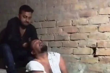 समस्तीपुर: मोबाइल दुकान संचालक को छेड़खानी के आरोप में जमकर हुई पिटाई,वीडियो हुआ वायरल 28