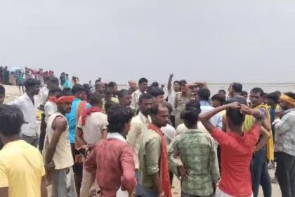 गंगा स्नान के दौरान दो युवक की डुबने से हुई मौत, दो युवक को लोगों ने सुरक्षित निकाला,इलाके में फैली सनसनी 17