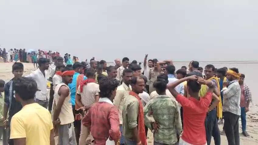 गंगा स्नान के दौरान दो युवक की डुबने से हुई मौत, दो युवक को लोगों ने सुरक्षित निकाला,इलाके में फैली सनसनी 8