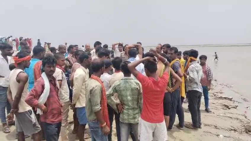 गंगा स्नान के दौरान दो युवक की डुबने से हुई मौत, दो युवक को लोगों ने सुरक्षित निकाला,इलाके में फैली सनसनी 2