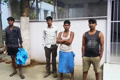 शादी के कुछ दिन बाद पत्नी हुई फरार, पति ने धारदार हथियार से गला काटकर किया आत्महत्या, इलाके में फैली सनसनी 26