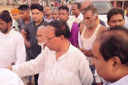 अनिमितता की शिकायत पर संवेदक एवं कार्यपालक अभियंता को लेकर कादराबाद पहुंचे पूर्व विधायक अवधेश राय 18