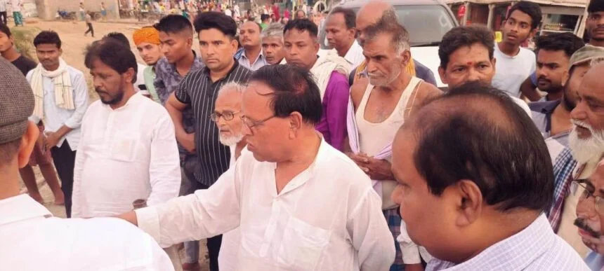 अनिमितता की शिकायत पर संवेदक एवं कार्यपालक अभियंता को लेकर कादराबाद पहुंचे पूर्व विधायक अवधेश राय 1