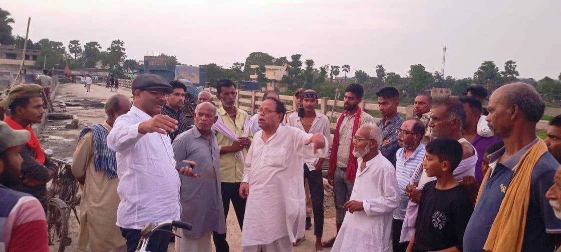 अनिमितता की शिकायत पर संवेदक एवं कार्यपालक अभियंता को लेकर कादराबाद पहुंचे पूर्व विधायक अवधेश राय 2