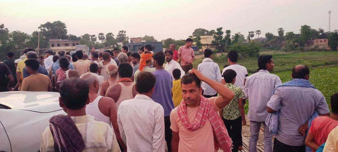 अनिमितता की शिकायत पर संवेदक एवं कार्यपालक अभियंता को लेकर कादराबाद पहुंचे पूर्व विधायक अवधेश राय 3