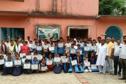 मशाल प्रतियोगिता संपन्न होने के उपरांत प्रशस्ति पत्र और मेडल मिलते ही चहक उठा बच्चो के चेहरे 20