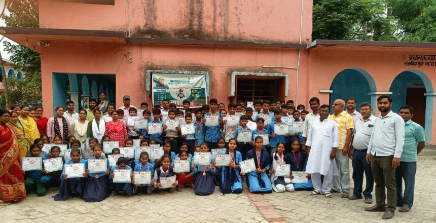मशाल प्रतियोगिता संपन्न होने के उपरांत प्रशस्ति पत्र और मेडल मिलते ही चहक उठा बच्चो के चेहरे 1