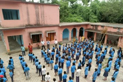 प्राथमिक व मध्य विद्यालयों में सुरक्षित शनिवार के तहत लूं से बचाव को लेकर दी गयी जानकारी 16