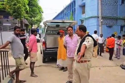 बेगूसराय में तेज रफ्तार ट्रक ने एक मोटरसाइकिल सवार युवक को कुचला,युवक की घटना स्थल पर ही दर्दनाक मौत 17