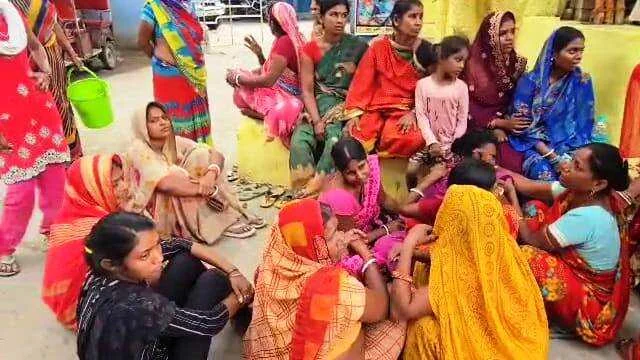 बेगूसराय में एक महिला का शव पुलिस ने उसके घर से ही फंदे से लटका हुआ किया बरामद, मायके वालों ने पति पर गले में फंदा डालकर हत्या करने का लगाया आरोप 2