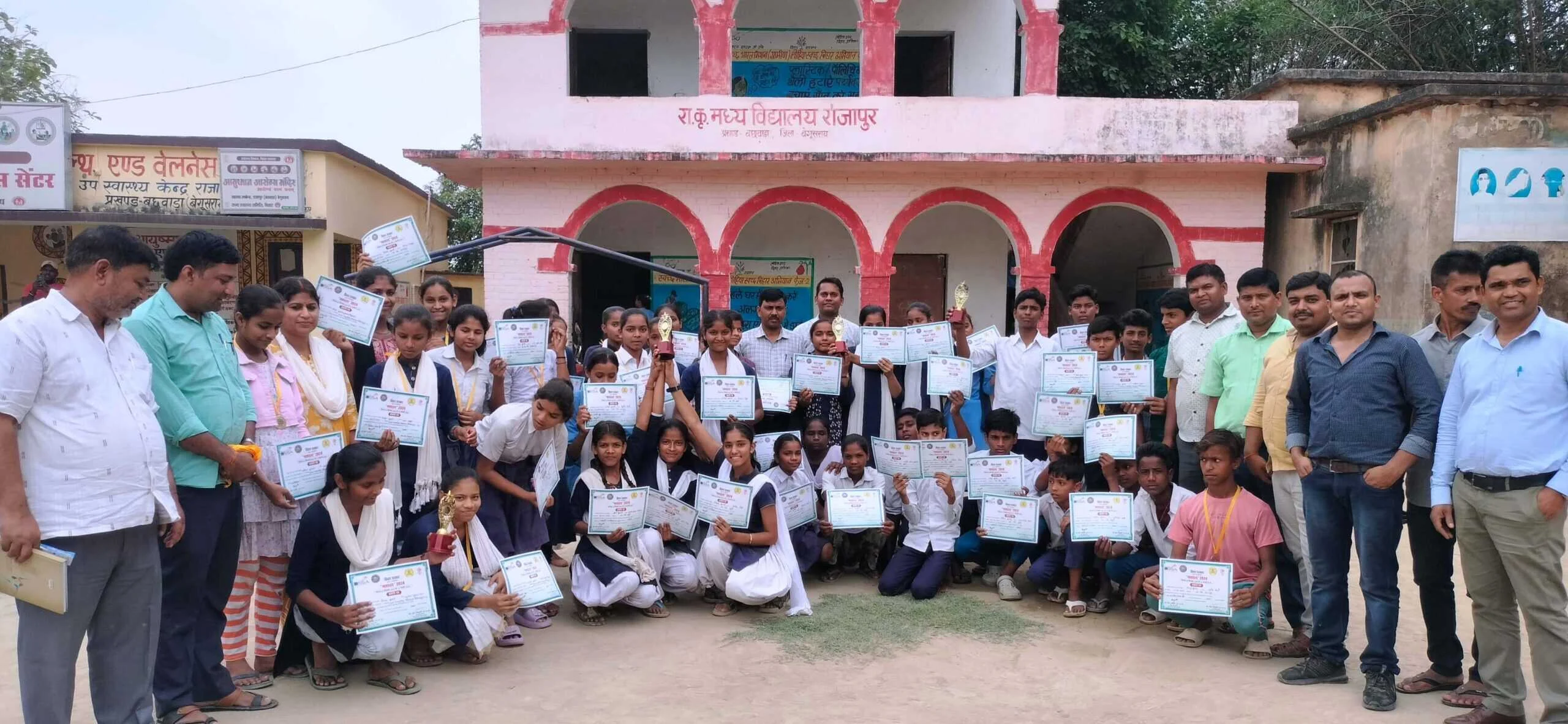बछवाड़ा प्रखंड में मशाल प्रतियोगिता संपन्न, छात्रों को प्रशस्ति पत्र देकर किया गया सम्मानित 8