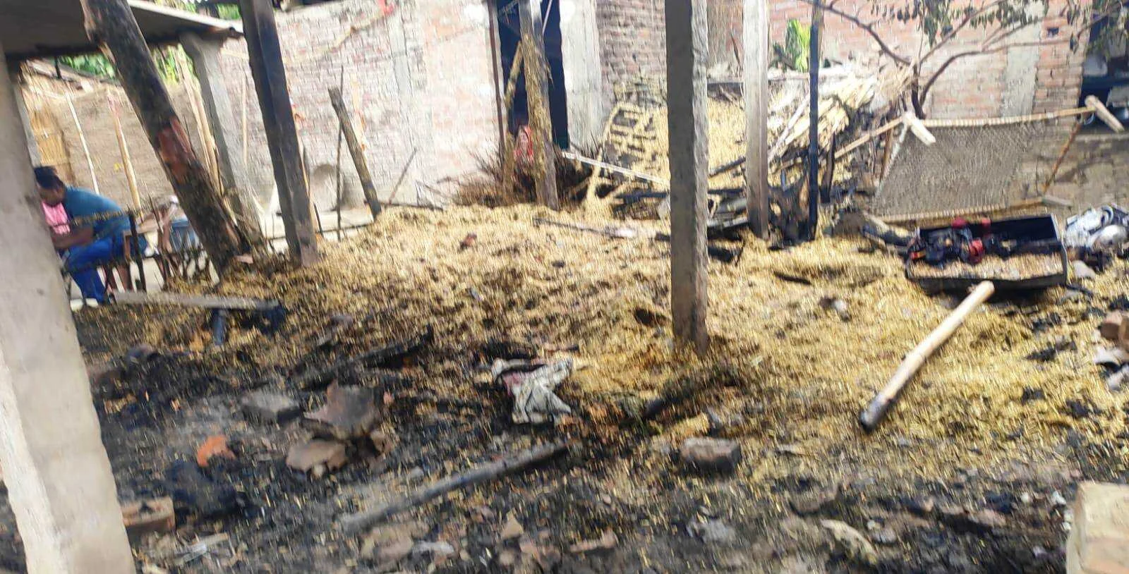 बेगूसराय के बछवाड़ा दियारे में आग लगने से आठ फुस का घर समेत लाखों रूपये की सम्पत्ति जलकर राख 3