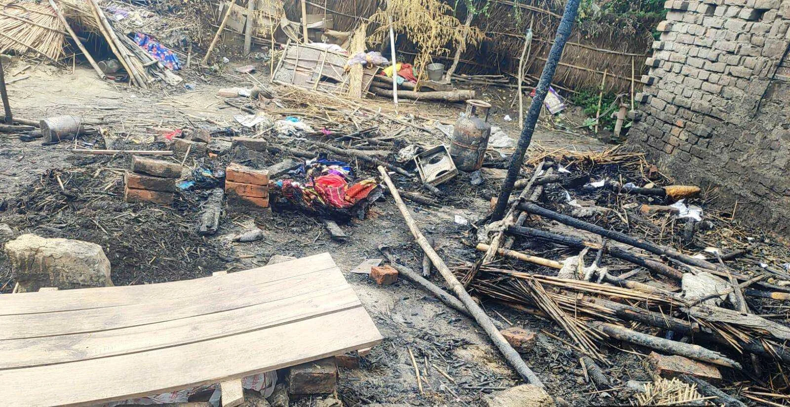 बेगूसराय के बछवाड़ा दियारे में आग लगने से आठ फुस का घर समेत लाखों रूपये की सम्पत्ति जलकर राख 2