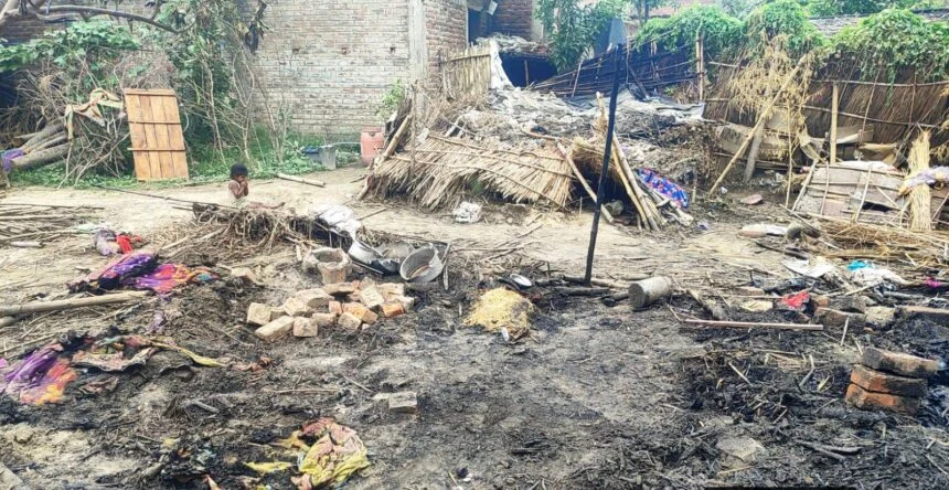 बेगूसराय के बछवाड़ा दियारे में आग लगने से आठ फुस का घर समेत लाखों रूपये की सम्पत्ति जलकर राख 1