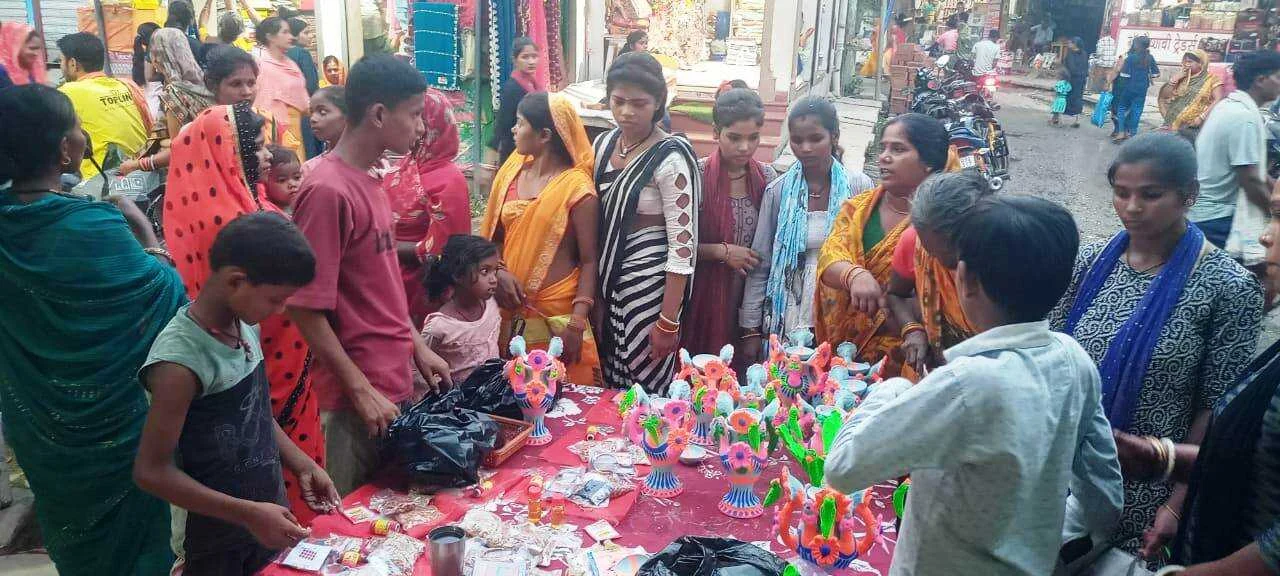 वट सावित्री एवं सोमवती अमावस्या को लेकर बाजारों में उमड़ी श्रद्धालुओं की भीड़ 3