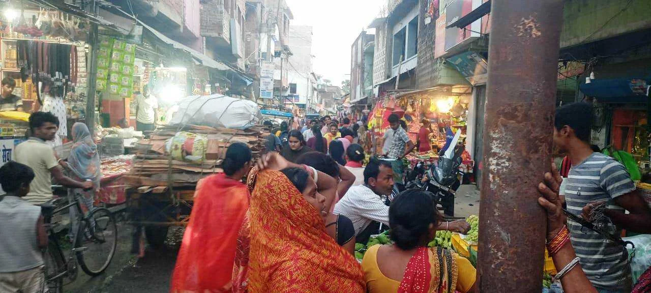 वट सावित्री एवं सोमवती अमावस्या को लेकर बाजारों में उमड़ी श्रद्धालुओं की भीड़ 2
