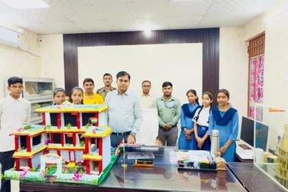 सरकारी विद्यालयों में नई ऊर्जा का संचार : तेघरा ओझा टोल मध्य विद्यालय के छात्रों ने अनुमंडल मॉडल बनाकर दी प्रेरक प्रस्तुति 59