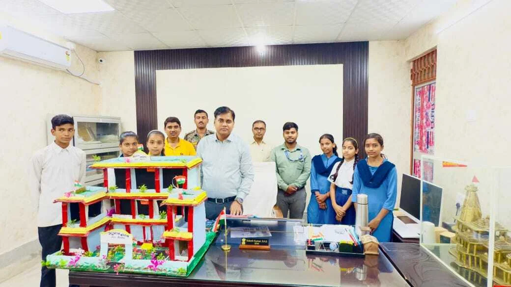सरकारी विद्यालयों में नई ऊर्जा का संचार : तेघरा ओझा टोल मध्य विद्यालय के छात्रों ने अनुमंडल मॉडल बनाकर दी प्रेरक प्रस्तुति 2