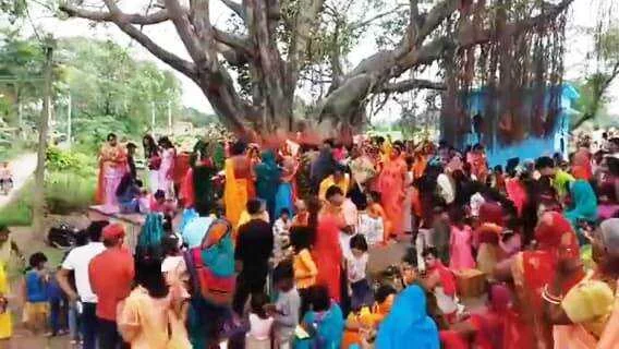 खगड़िया: पति की लंबी उम्र के लिए सुहागिनों ने किया वट सावित्री व्रत 1