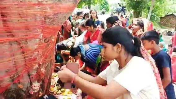 खगड़िया: पति की लंबी उम्र के लिए सुहागिनों ने किया वट सावित्री व्रत 2