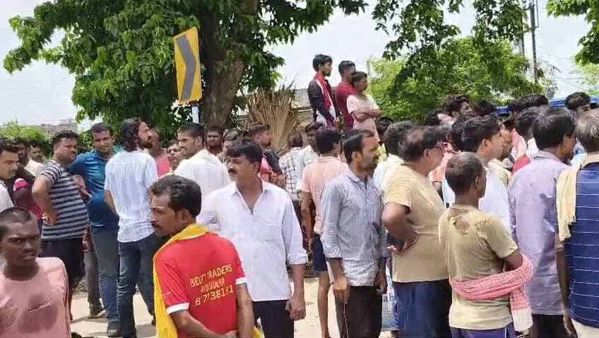 हम पार्टी के प्रखंड अध्यक्ष के अपहरण के आक्रोशित ग्रामीणों ने किया सड़क जाम, पुलिस प्रशासन के खिलाफ किया जमकर हंगामा 3